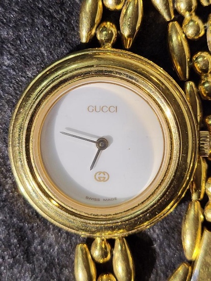 AUTHENTIC VINTAGE GUCCI 1100 SERIES WOMENS WATCH. MEASURES 7"L. IS SOLD AS IS WHERE IS WITH NO