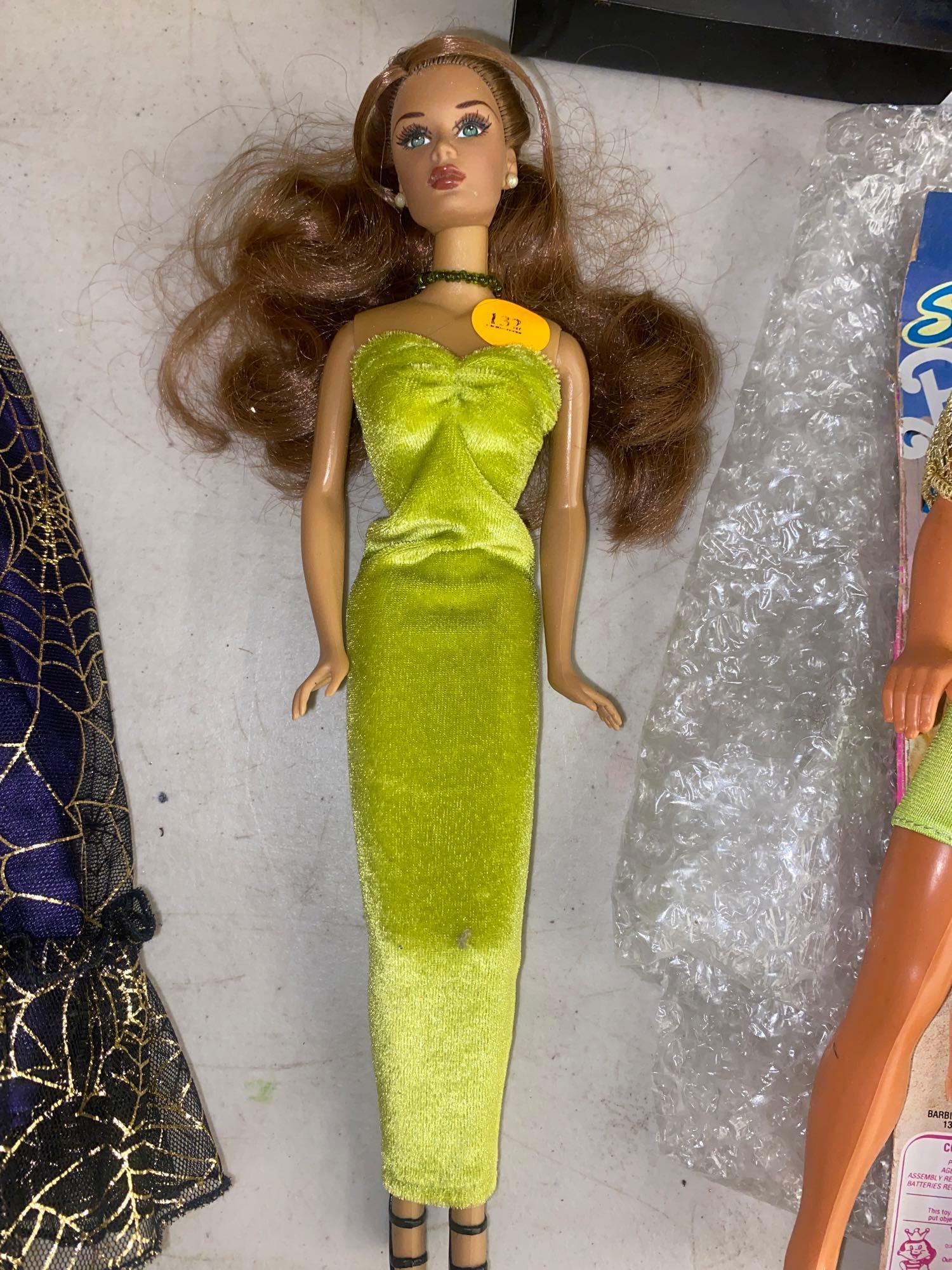 green emerald velvet dress 2004 Holiday Barbie (B5848)