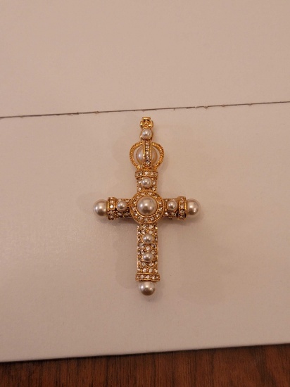 (DR) MARKED "JBK" FANCY GOLD TONE CROSS BROOCH PENDANT DETAILED WITH FAUX. PEARLS AND CLEAR CZ