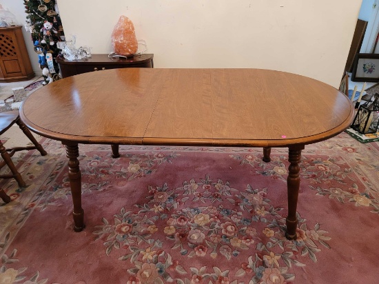 (DR) VINTAGE COCHRANE CLAPPER COLONIAL REVIVAL OVAL MAPLE DINING ROOM TABLE WITH TURNED STYLE LEGS,