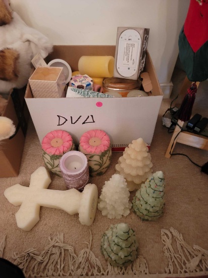 (DR) BOX LOT OF ASSORTED BATTERY OPERATED CANDLES AND LUMINARIES. INCLUDES: 2 FLORAL CANDLES, 2