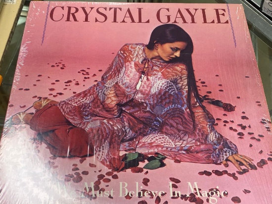 LOT OF 8 ASSORTED RECORDS TO INCLUDE , REFLECTIONS, NARADA SAMPLER, CRYSTAL GAYLE, ETC ALL IN THEIR