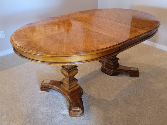 (DR) BERNHARDT BRAND WALNUT OVAL DINING ROOM TABLE ON TWO LARGE TABLE LEGS, ACCENTED WITH BRASS