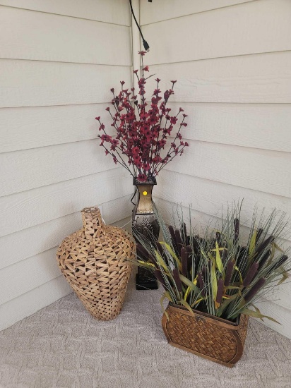 (SUNRM) LOT OF 3 DECORATIVE ITEMS. INCLUDES A NATURAL WOVEN VASE, A TALL METAL TWO-TONE VASE WITH
