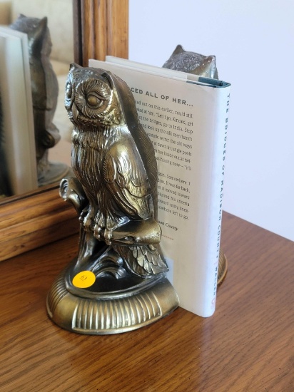 (BR1) 3 PC. LOT TO INCLUDE A PAIR OF BRASS TONED METAL OWL BOOK ENDS MARKED 1974 S.C.C. 8-1/4"T & A