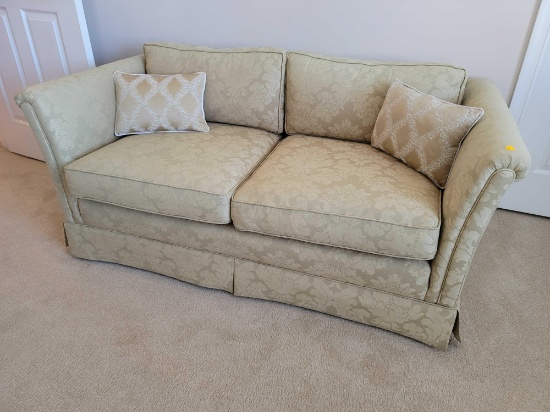 (BR1) VINTAGE GOLDISH CREAM FLUER DE LIS UPHOLSTERED TWO CUSHION LOVESEAT WITH MATCHING ACCENT