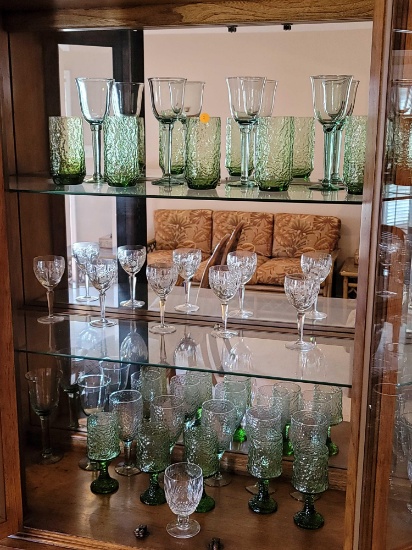 (LR) (29) PIECES OF GLASS DRINKWARE TO INCLUDE A SET OF (5) HAND BLOWN GREEN CRACKLE GLASS DRINKING