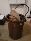 (GAR) HEAVY DUTY BROWN PLASTIC TRASH CAN WITH A LID. ALSO INCLUDES A GARDEN HOSE.