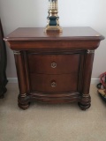 (MBR) DREXEL 2 DRAWER NIGHTSTAND. BRASS TONE DETAILING WITH BRASS TONE KNOBS. MEASURES APPROX 31