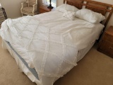 (BR1) LOT OF MISC. QUEEN SIZE BEDDING TO INCLUDE A FLORAL PATTERN THROW, CRISS CROSS PATTERN THROW,