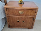 (BR1) DREXEL MCM BEDROOM NIGHTSTAND WITH A SINGLE DRAWER & TWO CABINET DOORS THAT OPEN UP TO