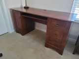 (BR1) MODERN ESPRESSO STAINED PRESS BOARD OFFICE DESK WITH 2 DRAWERS ON THE RIGHT SIDE, A PULL OUT