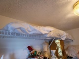 (BR1) LOT OF MISC. PILLOWS/BLANKETS/LINENS.