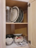 (KIT) LOT OF ASSORTED KITCHENWARE IN CABINET. INCLUDES A SERVING PLATE SHAPED LIKE THE STATE OF