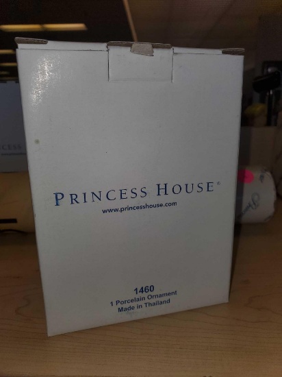 PRINCESS HOUSE 1460. 1 PORCELAIN ORNAMENT, HAS THE ORIGINAL BOX.