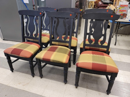 (R1) SET OF SIX ASHLEY FURNITURE BLACK PAINTED RUSTIC FARM HOUSE STYLE PINE DINING CHAIRS WITH RED,