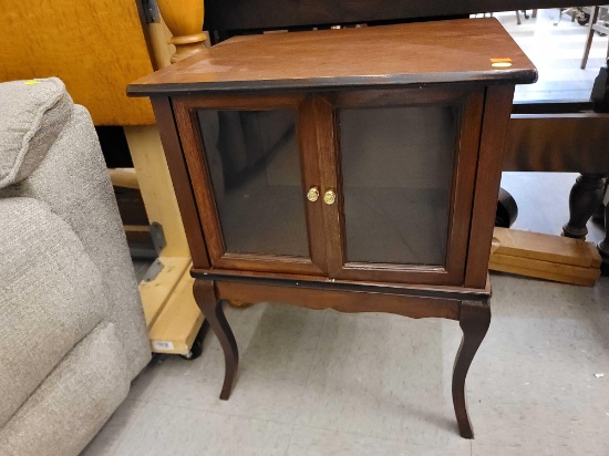 (R1) LOUIS XV STYLE SHORT WOODEN TWO DOOR CURIO CABINET WITH CURVED LEGS, 2 GLASS DOORS WITH BRASS