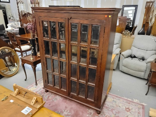 (R1) CONTEMPORARY DARK STAINED GLASS FRONT LIBRARY CABINET. FEATURES TWO GLASS & WOOD DOORS WITH 12