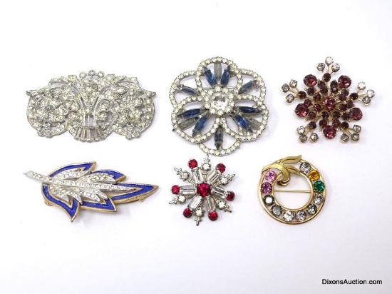 LOT OF (6) VINTAGE BROOCHES TO INCLUDE A UNMARKED SILVER TONED CLEAR & BLUE SPIRAL FLORAL BROOCH
