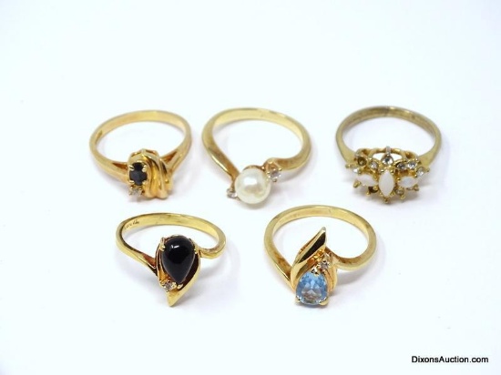 LOT OF (5) GOLD TONE GEMSTONE FASHION RINGS. INCLUDES A SINGLE PEARL RING WITH 2 CZ ACCENTS SIZE 8,