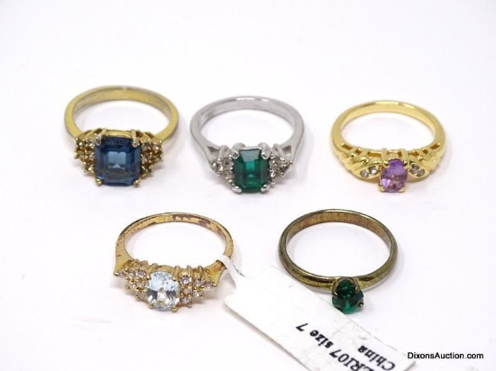 LOT OF (5) GOLD & SILVER TONED GEMSTONE FASHION RINGS. INCLUDES A LARGE CUSHION CUT SIMULATED BLUE