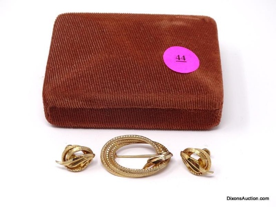 3 PC. VINTAGE DCE MARKED 1/20TH 14K GOLD FILLED BROOCH & SCREW BACK EARRING SET. COMES IN A PRECIOUS
