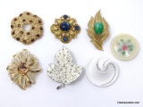 LOT OF (7) VINTAGE DECORATIVE BROOCHES TO INCLUDE A GOLD TONE LEAF/GREEN STONE BROOCH 2-1/2