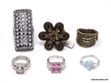 LOT OF (6) FASHION RINGS TO INCLUDE BRASS TONE GOLDEN RHINESTONE CLUSTER STRETCH RING, SILVER TONED