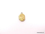 VINTAGE SMALL 10K YELLOW GOLD PHOTO LOCKET PENDANT WITH DETAILING. MARKED ON THE INSIDE 