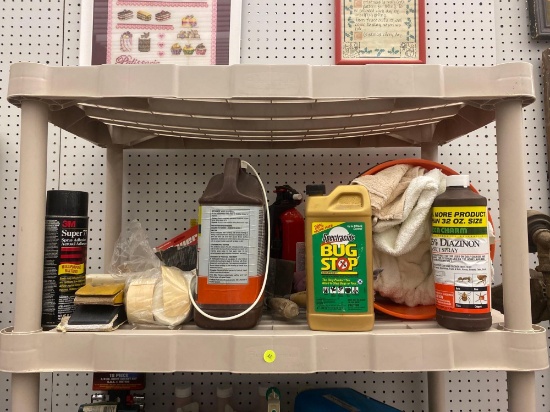 SHELF LOT OF ASSORTED ITEMS TO INCLUDE SUPPER 77 SPRAY ADHESIVE, ORANGE 5 GALLON BUCKET OF CLEANING