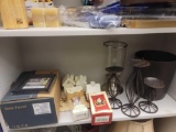 SHELF LOT OF ASSORTED ITEMS TO INCLUDE: A ROUND WOODEN SERVING TRAY, 3 WHITE HOUSE SHAPED TEALIGHT