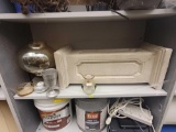 SHELF LOT OF ASSORTED ITEMS TO INCLUDE: A LARGE CHAMPAGNE COLORED GLASS CANDLE HOLDER, SMALL CANDLE