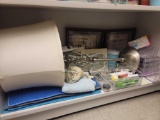 SHELF LOT OF ASSORTED ITEMS TO INCLUDE: A BRUSHED CHROME TABLE LAMP WITH CREAM COLORED SHADE,