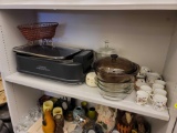 SHELF LOT TO INCLUDE A POWER BRAND ELECTRIC SMOKELESS GRILL, SMOKY GLASS COVERED CASSEROLE DISH, SET