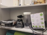 SHELF LOT OF ASSORTED KITCHEN ITEMS TO INCLUDE: A HAMILTON BEACH BLENDER, COOK WORKS 13 PC SUPER