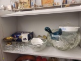 SHELF LOT OF ASSORTED ITEMS TO INCLUDE: A CORNINGWARE SMALL LIDDED CASSEROLE DISH, A LARGE CUT GLASS