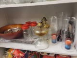 SHELF LOT OF ASSORTED ITEMS TO INCLUDE: 2 GLASS HURRICANE SHADES, A LARGE GLASS VASE WITH RED