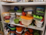 SHELF LOT TO INCLUDE VARIOUS SIZE CASSEROLE DISHES (SOME WITH LIDS), PLASTIC FOOD STORAGE