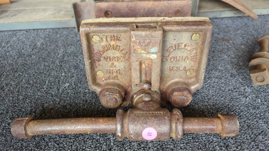 EARLY STYLE THE COLUMBIAN VISE AND MFG CO. COLUMBIAN CD WOOD VISE MEASURES APPROXIMATELY 7 IN X 19