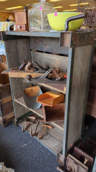 EARLY STYLE WOOD AND METAL STORE PRODUCE DISPLAY BIN WITH SEPARATED DIVIDERS, BIN HAS SOME RUSTING