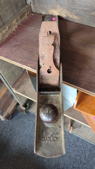 STANLEY BAILEY NUMBER 7 JOINTER PLANE, HAS SOME RUSTING AND AGING MEASURES APPROXIMATELY 22 IN X 3