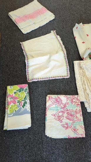 LOT OF ASSORTED ITEMS TO INCLUDE, AN EARLY STYLE HANDMADE CROCHETED THROW, WHITE HANDKERCHIEFS,