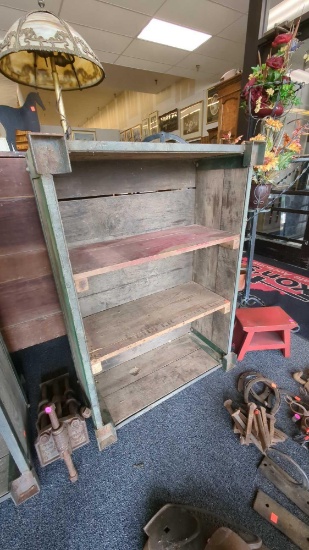 EARLY STYLE WOOD AND METAL STORE PRODUCE DISPLAY BIN WITH SEPERATED DIVIDERS, BIN HAS SOME RUSTING