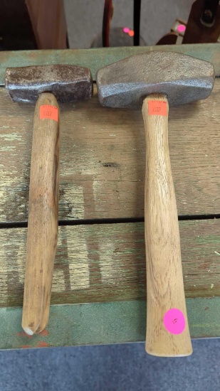 LOT OF 2 WOODEN HANDLE SLEDGEHAMMERS, UNKNOWN OF THE WEIGHT OF THE HEADS.