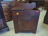 VINTAGE CHILD'S PINE ONE DRAWER ONE DOOR WASH STAND WITH CURVED DETAIL SPLASH BACK. THE CABINET