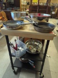 LARGE KITCHEN ACCESSORIES LOT TO INCLUDE (3) GREEN PAN PANS, (2) CIRCULON RUBBER GRIPPED PANS, 4 PC.