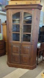 PINE WOOD CORNER CABINET WITH 4 DOORS, 2 GLASS TOP DOORS OVER 2 WOODEN PANEL DOORS, 5 SHELVES,