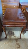 EALRY STYLE MAHOGANY QUEEN ANNE STYLE TEA TABLE, MEASURES APPROXIMATELY 19 IN X 30 IN X 27 IN.