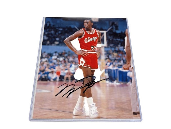 UNFRAMED & AUTOGRAPHED PHOTO OF MICHAEL JORDAN. COMES WITH A PLASTIC PROTECTIVE SLEEVE. IT MEASURES