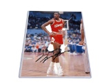 UNFRAMED & AUTOGRAPHED PHOTO OF MICHAEL JORDAN. COMES WITH A PLASTIC PROTECTIVE SLEEVE. IT MEASURES